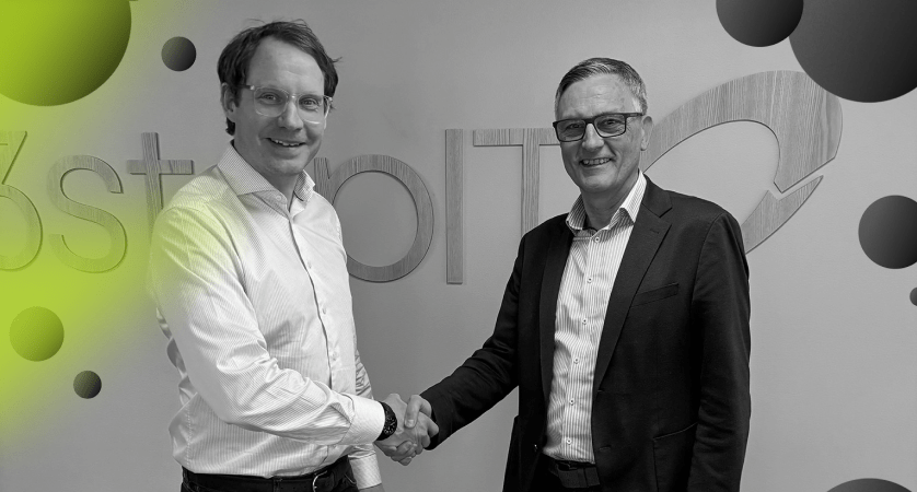 Thomas Müller from ExpandNow and Jakob Lagander from 3stepIT holding hands (black & white)